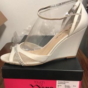 Ivory wedding/formal wedges, size 6, Ivory